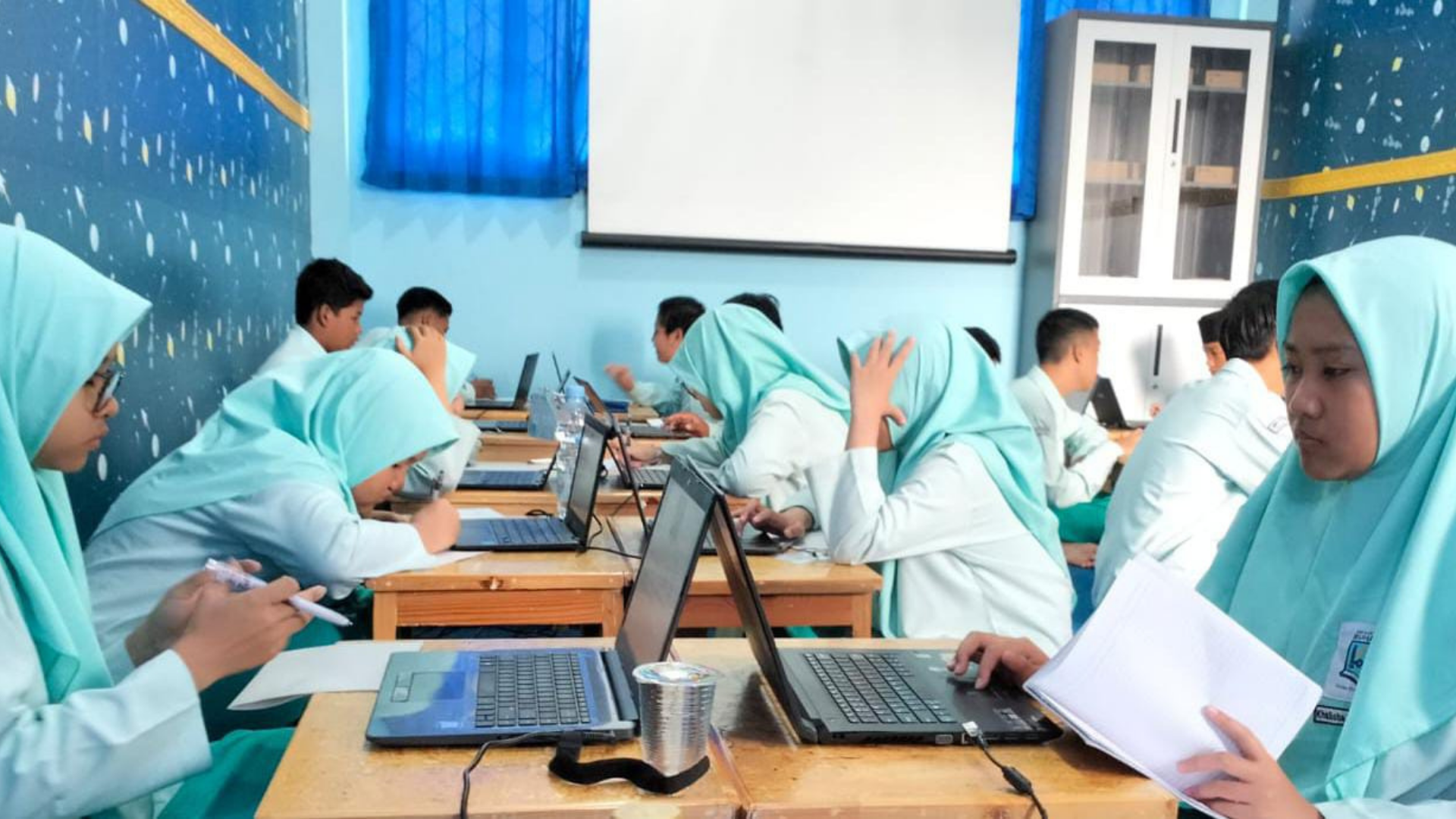 Suasana kelas SMPIT Ruhama